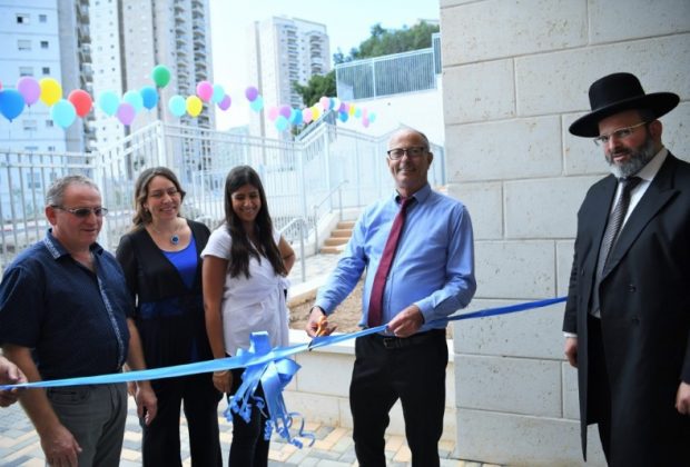 גזירת סרט הרב לוי בימו בינמו הגננת הדר ממן לוטם קירמאייר חבר המועצה גאורגי גרשקוביץ