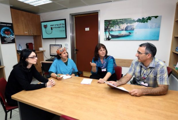 בתמונה: צוות המכון ההמטולוגי ברמב"ם: ד"ר ישי עופרן ו - וואוקלינה גיל מימין.