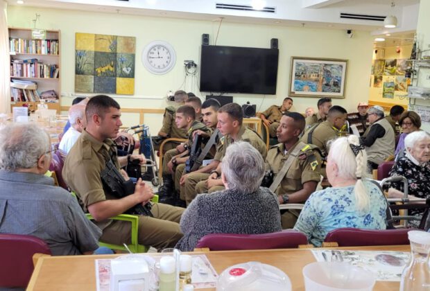 חיילים וקצינים מחטיבת החי"ר המוערכת נפגשו עם דיירי מחלקת אשכולות כרמל