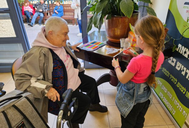 תלמידי ביה"ס הריאלי אחוזה הגיעו לבית הספרדי כדי לחגוג עם מבקרי ומבקרות מרכז היום